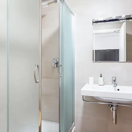 Statuto Bright And Modern Apartment